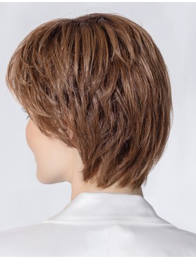 Perruque Harmony Soft Ellen Wille teinte Mocca Rooted portée par un mannequin – vue 4