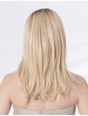 Perruque Affair Deluxe Ellen Wille teinte Sahara Beige Rooted portée par un mannequin – vue 4