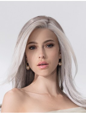 Perruque Affair Deluxe Ellen Wille teinte Snow Mix portée par un mannequin – vue 1