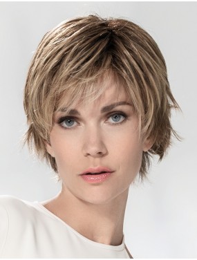Perruque Avenue Small Soft Ellen Wille teinte Darksand Rooted portée par un mannequin – vue 1