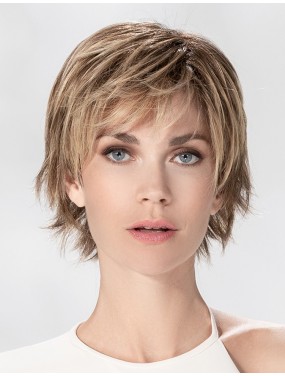 Perruque Avenue Small Soft Ellen Wille teinte Darksand Rooted portée par un mannequin – vue 2