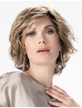 Perruque Bloom Deluxe Ellen Wille teinte Darksand Rooted portée par un mannequin – vue 2