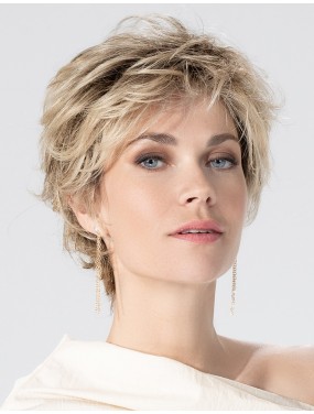 Perruque Charme Soft Ellen Wille teinte Champagne Rooted portée par un mannequin – vue 4