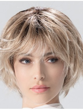 Perruque Escape Soft Ellen Wille teinte Candyblonde Rooted portée par un mannequin – vue 2
