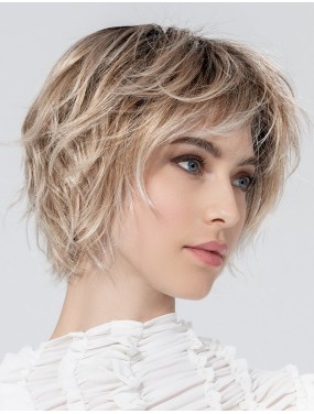 Perruque Escape Soft Ellen Wille teinte Candyblonde Rooted portée par un mannequin – vue 3