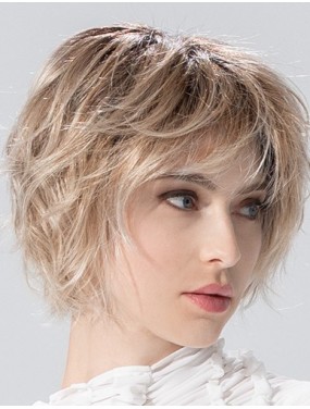 Perruque Escape Soft Ellen Wille teinte Candyblonde Rooted portée par un mannequin – vue 4