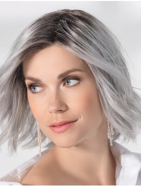 Perruque Esprit Small Soft Ellen Wille teinte Metallic Grey Rooted portée par un mannequin – vue 1
