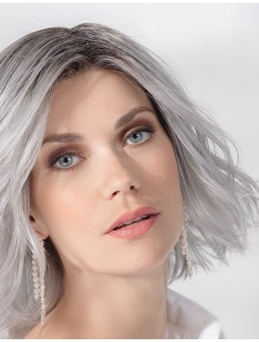 Perruque Esprit Small Soft Ellen Wille teinte Metallic Grey Rooted portée par un mannequin – vue 2