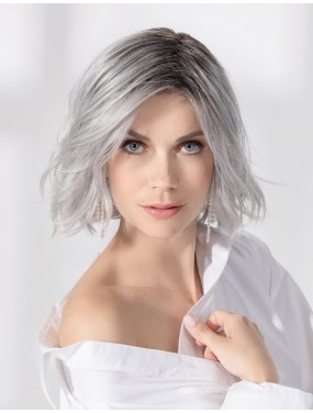 Perruque Esprit Small Soft Ellen Wille teinte Metallic Grey Rooted portée par un mannequin – vue 3