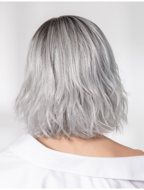 Perruque Esprit Small Soft Ellen Wille teinte Metallic Grey Rooted portée par un mannequin – vue 4