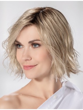 Perruque Esprit Soft Ellen Wille teinte Pearlblonde Rooted portée par un mannequin – vue 2
