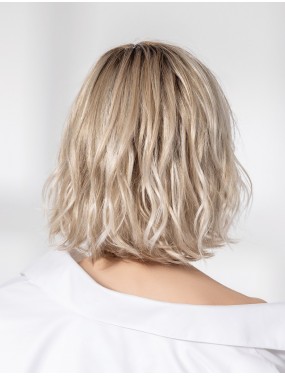 Perruque Esprit Soft Ellen Wille teinte Pearlblonde Rooted portée par un mannequin – vue 4