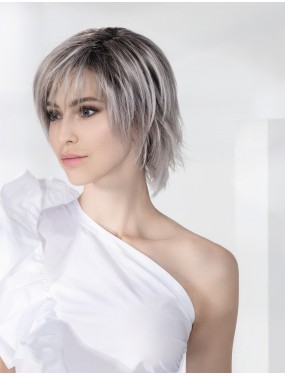 Perruque Fame Soft Ellen Wille teinte Metallic Grey Rooted portée par un mannequin – vue 1
