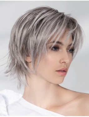 Perruque Fame Soft Ellen Wille teinte Metallic Grey Rooted portée par un mannequin – vue 2