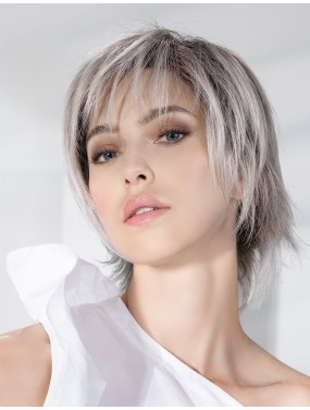 Perruque Fame Soft Ellen Wille teinte Metallic Grey Rooted portée par un mannequin – vue 3