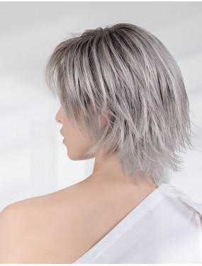 Perruque Fame Soft Ellen Wille teinte Metallic Grey Rooted portée par un mannequin – vue 4