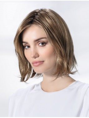 Perruque Icone Deluxe Ellen Wille teinte Darksand Rooted portée par un mannequin – vue 1