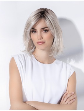 Perruque Icone Deluxe Ellen Wille teinte Silverblonde Rooted portée par un mannequin – vue 1