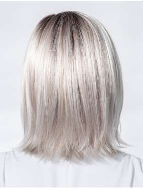 Perruque Icone Deluxe Ellen Wille teinte Silverblonde Rooted portée par un mannequin – vue 4