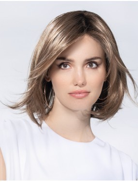 Perruque Icone Small Deluxe Ellen Wille teinte Darksand Rooted portée par un mannequin – vue 3
