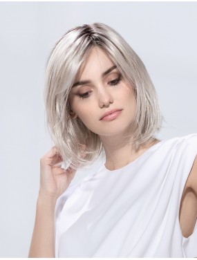 Perruque Icone Small Deluxe Ellen Wille teinte Silverblonde Rooted portée par un mannequin – vue 2