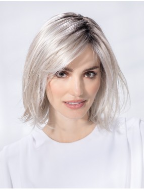 Perruque Icone Small Deluxe Ellen Wille teinte Silverblonde Rooted portée par un mannequin – vue 3