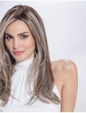 Perruque Mirage Deluxe Ellen Wille teinte Darksand Frosted portée par un mannequin – vue 1