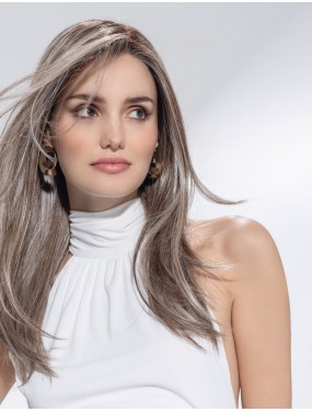 Perruque Mirage Deluxe Ellen Wille teinte Darksand Frosted portée par un mannequin – vue 2