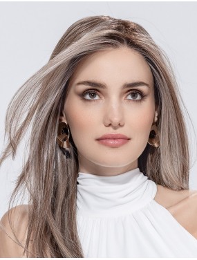 Perruque Mirage Deluxe Ellen Wille teinte Darksand Frosted portée par un mannequin – vue 3