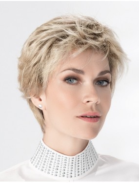 Perruque Posh Deluxe Ellen Wille teinte Sandyblonde Rooted portée par un mannequin – vue 3