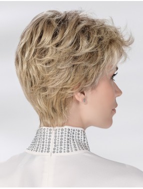 Perruque Posh Deluxe Ellen Wille teinte Sandyblonde Rooted portée par un mannequin – vue 5