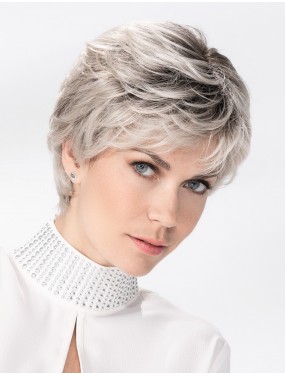 Perruque Posh Deluxe Ellen Wille teinte Silverblonde Rooted portée par un mannequin – vue 1