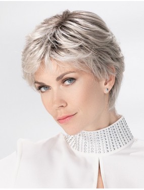 Perruque Posh Deluxe Ellen Wille teinte Silverblonde Rooted portée par un mannequin – vue 2