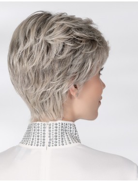 Perruque Posh Deluxe Ellen Wille teinte Silverblonde Rooted portée par un mannequin – vue 4