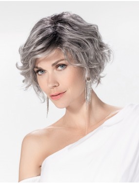 Perruque Romance Deluxe Ellen Wille teinte Metallic Grey Rooted portée par un mannequin – vue 1