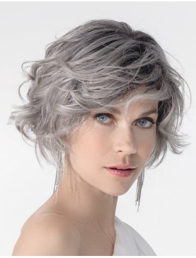 Perruque Romance Deluxe Ellen Wille teinte Metallic Grey Rooted portée par un mannequin – vue 2