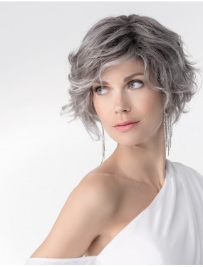 Perruque Romance Deluxe Ellen Wille teinte Metallic Grey Rooted portée par un mannequin – vue 3