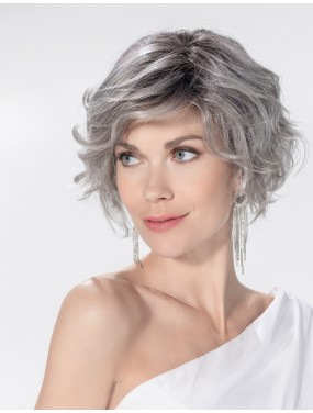 Perruque Romance Deluxe Ellen Wille teinte Metallic Grey Rooted portée par un mannequin – vue 4