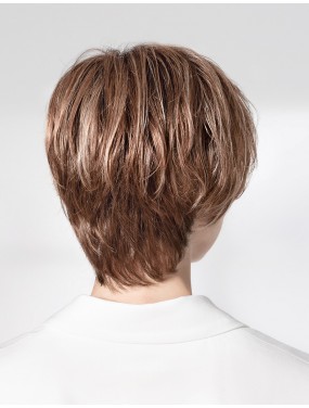 Perruque Satin Soft Ellen Wille teinte Tobacco Rooted portée par un mannequin – vue 3