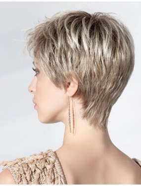 Perruque Spa Soft Ellen Wille teinte Sandyblonde Rooted portée par un mannequin – vue 3