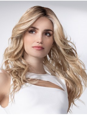 Perruque Sparkle Deluxe Ellen Wille teinte Sandyblonde Rooted portée par un mannequin – vue 1