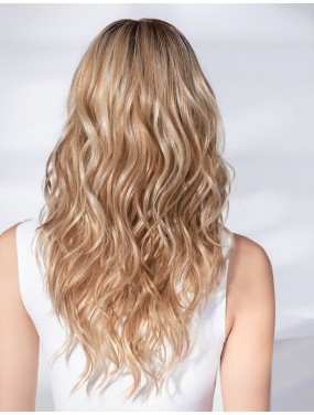 Perruque Sparkle Deluxe Ellen Wille teinte Sandyblonde Rooted portée par un mannequin – vue 4