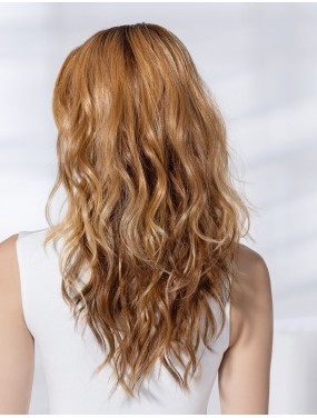 Perruque Sparkle Deluxe Ellen Wille teinte Toffeeblonde Rooted portée par un mannequin – vue 5