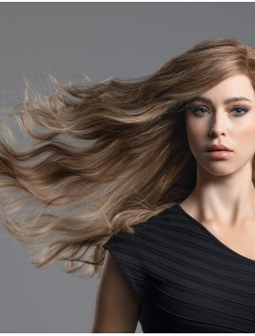 Perruque Obsession Deluxe Ellen Wille en cheveux naturels, teinte Bernstein Mix – portée
