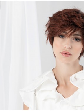 Perruque Award Deluxe Ellen Wille en cheveux naturels, teinte Winered Rooted – portée