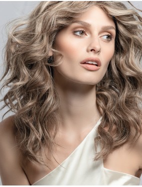 Perruque Zora Mono Ellen Wille en cheveux naturels, teinte Sandmulti Rooted – portée