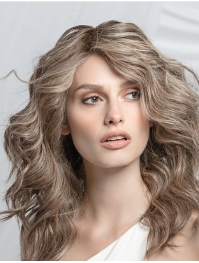 Perruque Zora Mono Ellen Wille en cheveux naturels, teinte Sandmulti Rooted – portée