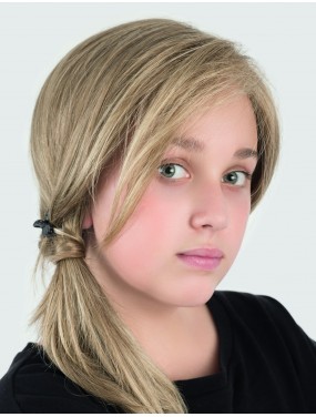 Perruque enfant Sara Ellen Wille Power Kids – cheveux longs blonds attachés sur le côté, vue de trois-quarts