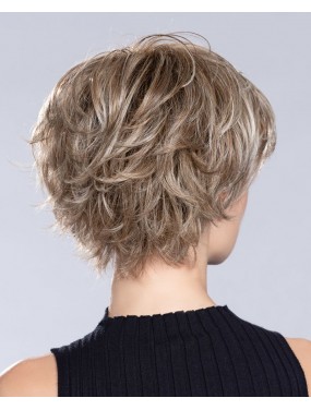 Perruque RELAX LARGE, Couleur Sand Multi Rooted (Blond foncé avec balayage clair et Effet racine d'un ton plus foncé), Vu de dos