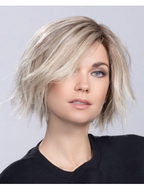 Perruque SCALA MONO PART, couleur Champagne Rooted (Blond Champagne avec effet racine d'un ton plus foncé) Stylisé version lissé